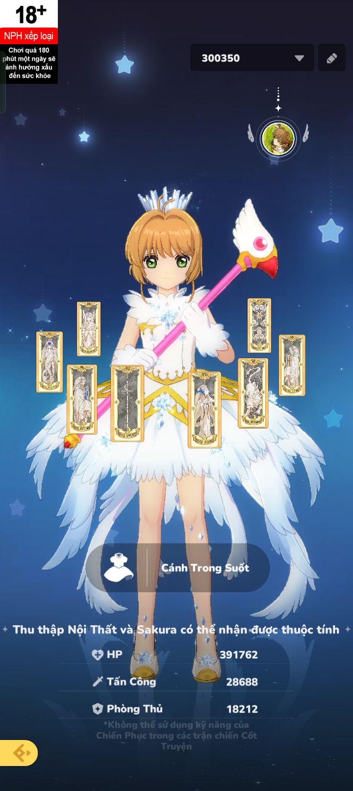 Nhân vật Sakura Kinomoto trong bộ trang phục váy trắng với đôi cánh lấy cảm hứng từ phần Clear Card của bộ anime Cardcaptor Sakura