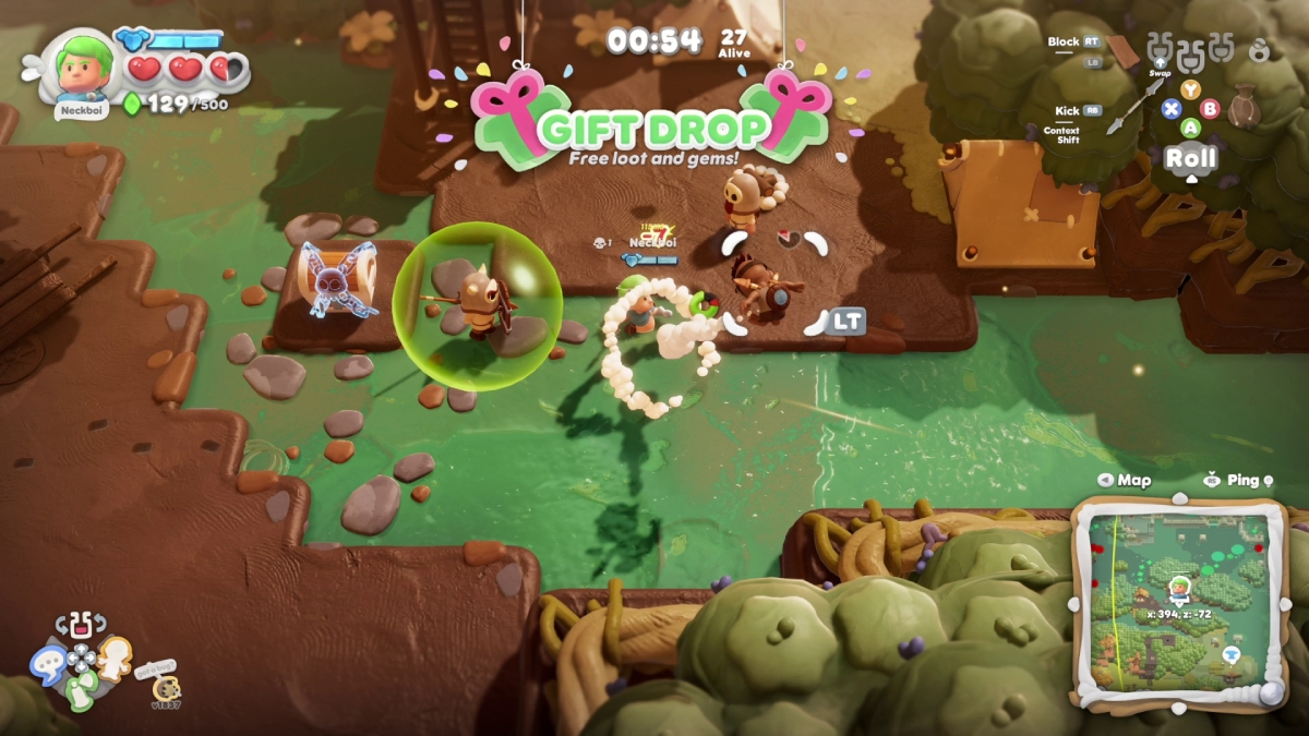 Nhân vật trên một đấu trường màu xanh lá cây trông Scramble Knights Royale