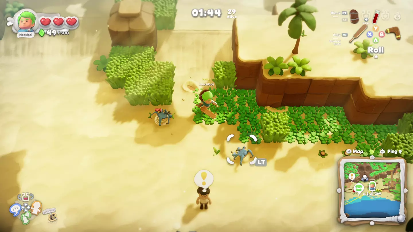 Nhân vật tóc xanh lá đang chạy trên bãi cát trong game Scramble Knights Royale