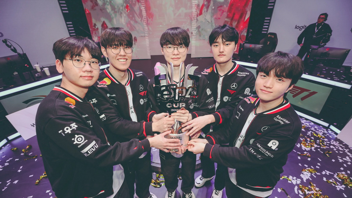 T1 ăn mừng chiến thắng trong KeSPA 2025