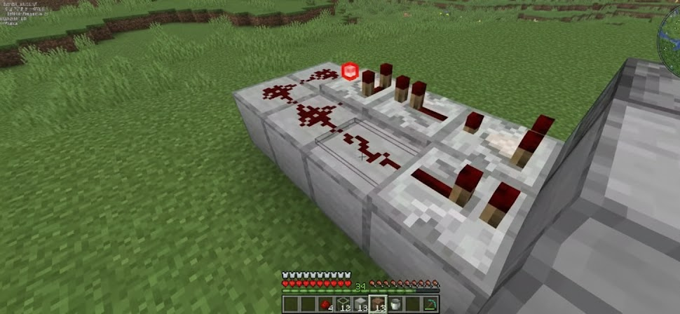 Người chơi rải bộ Redstone phía sau máy phân phối để tạo mạch 2x4