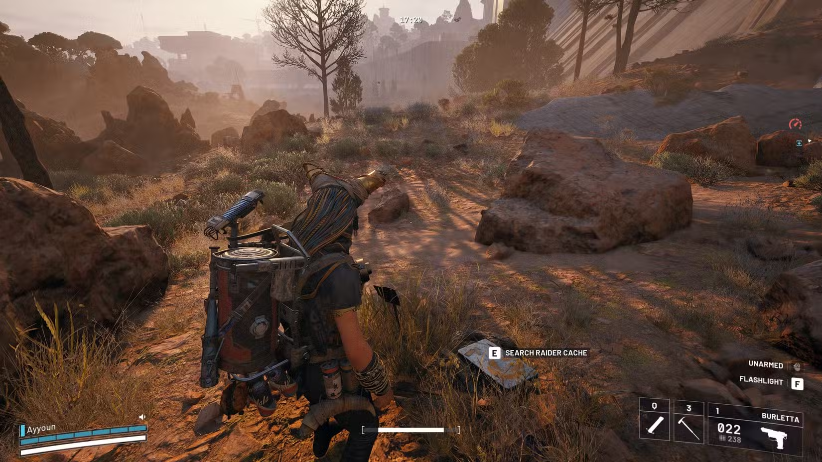 Người chơi lục soát ở khu vực Raider Cache