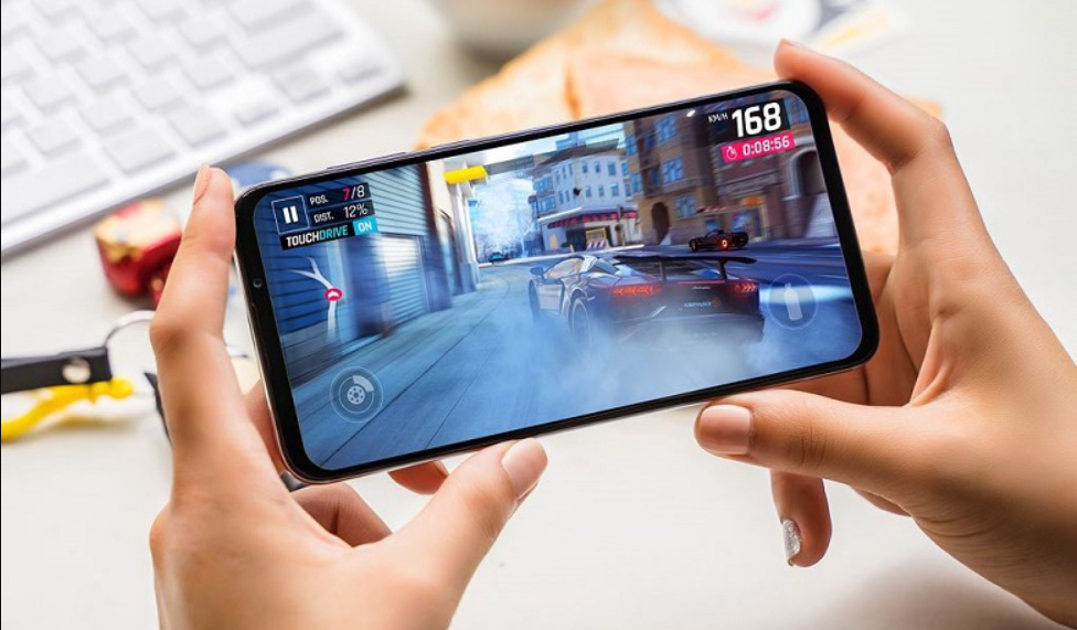 Khi smartphone tầm trung "thách thức" game bom tấn